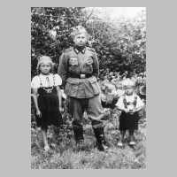 048-0017 Walter Jurr auf Urlaub im Jahre 1941 mit seinen Geschwistern Gerhard und Edith .jpg